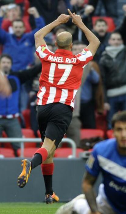 Mikel Rico celebra su gol al Almería