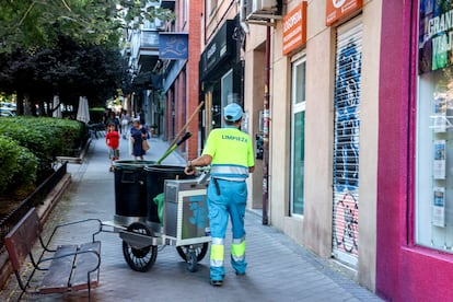 Una barrendera trabaja en una calle de Madrid.