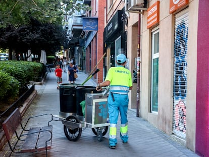 Una barrendera trabaja en una calle de Madrid.