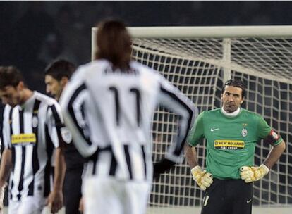 Buffon y otros jugadores del Bayern, durante la goleada recibida del Bayern en Turín (1-4).