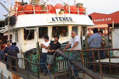 Miembros de la tripulación del barco pesquero <b><i>Ateneo,</b></i> amarrado en el puerto peruano del Callao.
