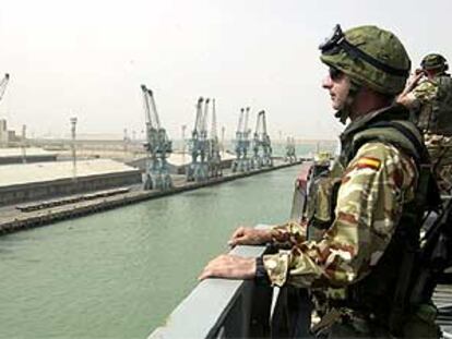 Infantes de Marina, a bordo del buque <i>Galicia</i> a su llegada al puerto iraquí de Um Qasr.