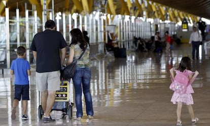 Varios viajeros en el aeropuerto Madrid-Barajas, de la red de AENA