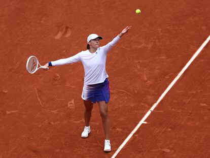 Swiatek sirve durante el partido contra Potapova, este domingo en la Philippe Chatrier.