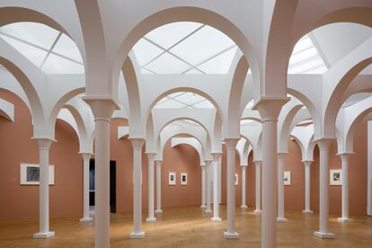 Bosque de arcos blancos realizado por Gijs Van Vaerenbergh que evocan los de la mezquita-catedral de Córdoba, rodeado de obras de Escher.