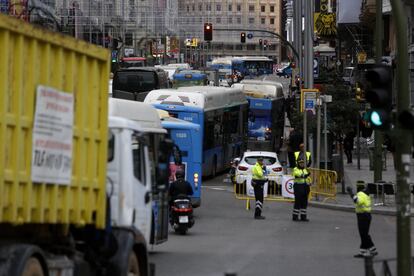 Tráfico colapsado en la Cuesta de San Vicente por los cortes en la Gran Vía.