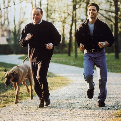 Silvio Berlusconi hace ejercicio con su hijo Pier Silvio, en una imagen procedente de su biografía tiulada 'Una historia italiana', proporcionada por su partido Forza Italia.