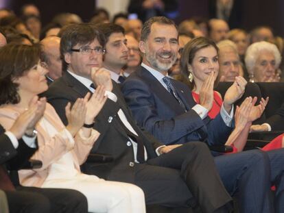 Santamaría, amb Puigdemont i els reis Felip i Letícia.