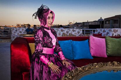 Ezgi, de 26 años, el día de su fiesta de compromiso matrimonial, en la terraza del café Hüsn-Ú-Alâ. Ezgi es una mujer conservadora y lleva un vestido de fiesta que la cubre desde la cabeza a los pies.