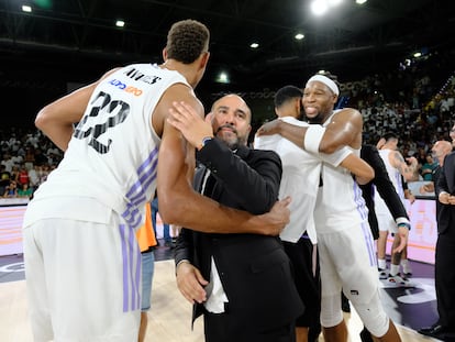 Chus Mateo, con Tavares al ganar la Supercopa.