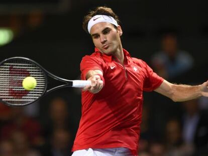 Federer devuelve una bola ante Kukushkin.