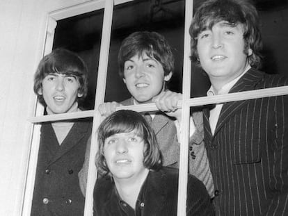Os Beatles nos est&uacute;dios Twickenham em 1965. 