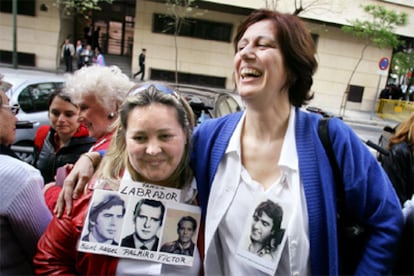 Familiares de víctimas de la dictadura argentina exhiben su alegría tras conocer el fallo de la Audiencia.