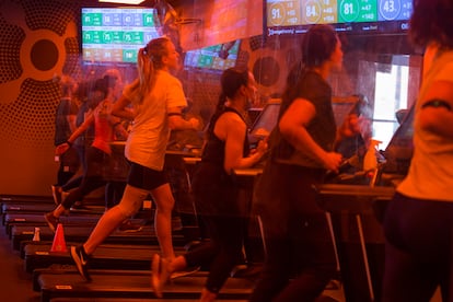 Clientes del gimnasio Orange Theory Fitness de Barcelona el sábado tras el fin de la obligatoriedad de llevar mascarilla en interiores. 