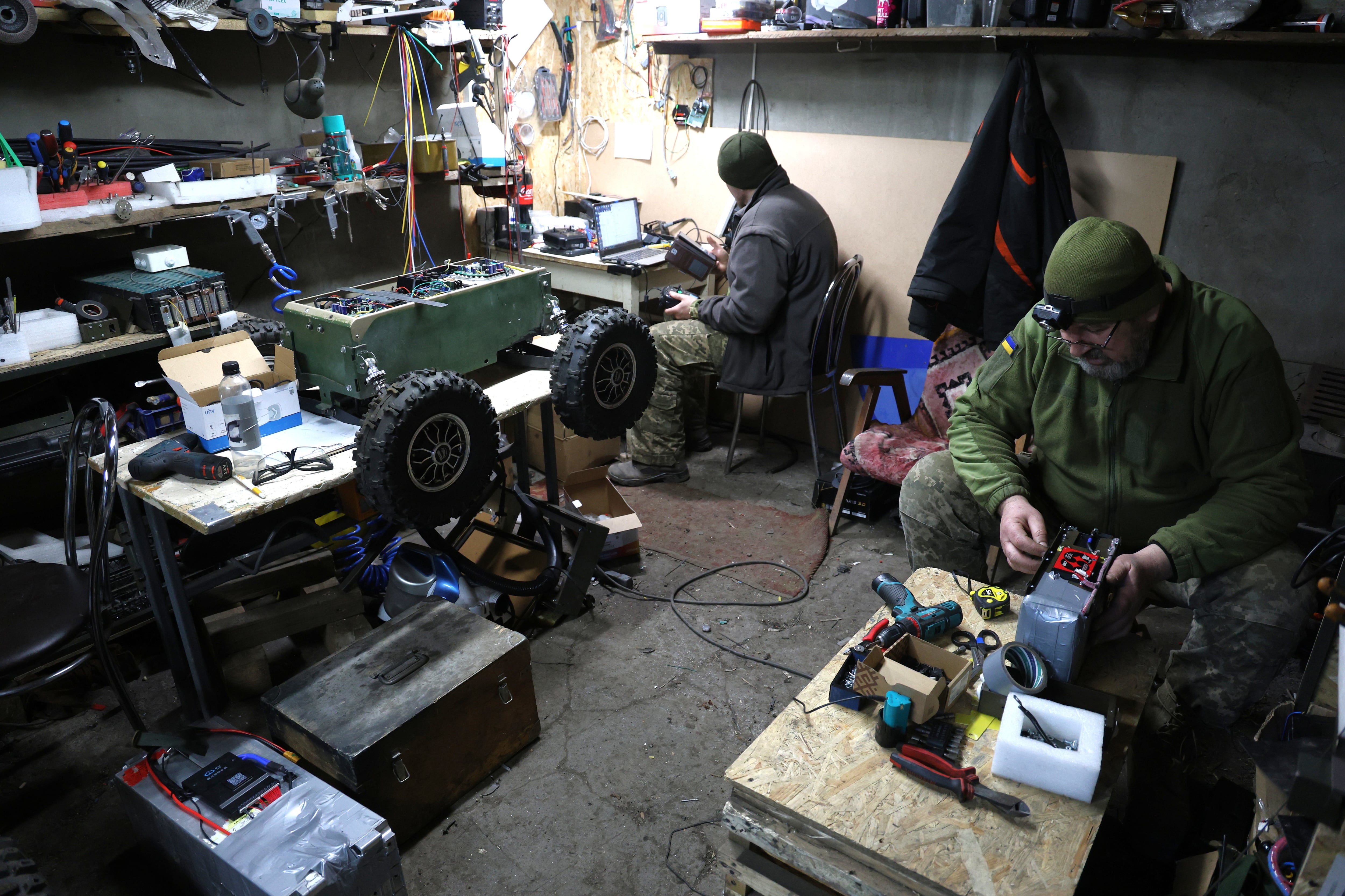 Militares ucranios trabajan en un taller especializado en drones terrestres en la región oriental de Donetsk.