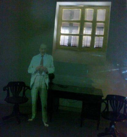 El fantasma trasl&uacute;cido de Carter en su casa museo de Elwat el Diwan.