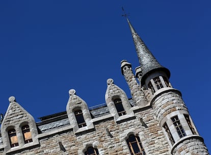 A pesar de ser Gaudí un arquitecto catalán que salió muy poco de su tierra, sabe utilizar los elementos de la ciudad que le acoge y hace de Casa Botines un edificio leonés de cara al exterior, con sus sillares almohadillados, sus cubiertas de pizarra, las ventanas trilobuladas, con gran influencia de los vanos catedralicios.