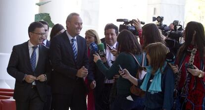 El presidente del Consell, Alberto Fabra, junto al secretario general del PP valenciano, Seraf&iacute;n Castellano, en la jornada interparlamentaria.