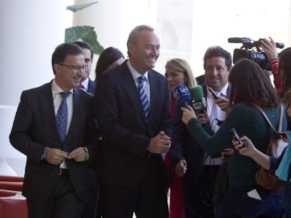 El presidente del Consell, Alberto Fabra, junto al secretario general del PP valenciano, Serafín Castellano, en la jornada interparlamentaria.