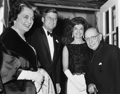 Igor Stravinski (a la derecha) y su esposa Vera (a la izquierda), con el presidente John Fitzgerald Kennedy y su esposa Jackie en enero de 1962 en Washington.