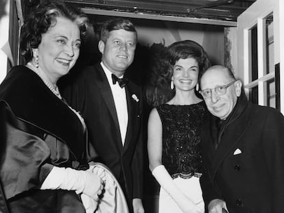 Igor Stravinski (a la derecha) y su esposa Vera (a la izquierda), con el presidente John Fitzgerald Kennedy y su esposa Jackie en enero de 1962 en Washington.