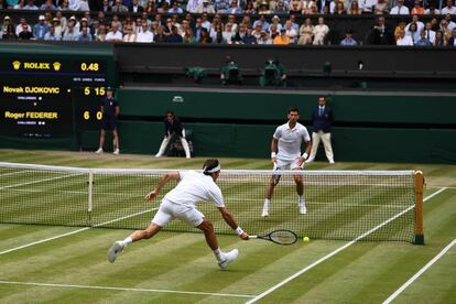 Federer y Djokovic, durante la final de Wimbledon.