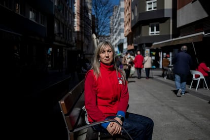 Sandra Formoso, en una calle de A Coruña cerca del supermercado donde trabaja.