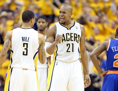 David West celebra con George Hill la victoria ante los Knicks