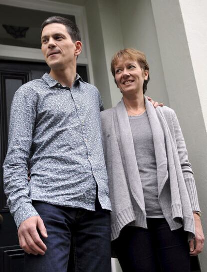 David Miliband y su esposa Louise salen de su casa al norte de Londres