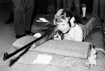 24 de octubre de 1976. El príncipe Felipe de Borbón con cascos en una galería de tiro.