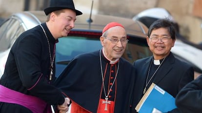 El falso obispo Ralph Napierski (izquierda) saluda al cardenal Sergio Sebiastiana esta ma&ntilde;ana. 