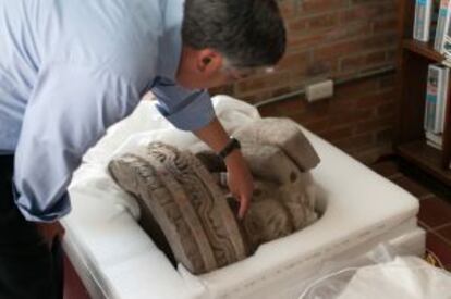 El arqueólogo Alejandro Sarabia muestra el hallazgo.