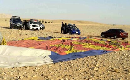Agentes de policía en el lugar en el que se ha estrellado este viernes el globo aerostático en Luxor.