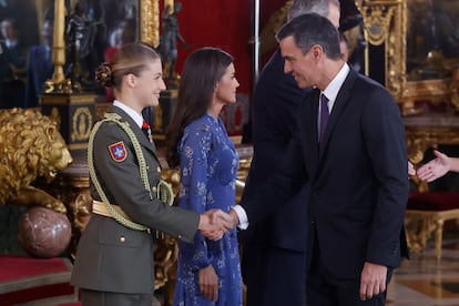 La princesa de Asturias, Leonor de Borbón, saluda al presidente del Gobierno en funciones, Pedro Sánchez, en compañía de los Reyes, en el besamanos en el Palacio Real tras el desfile del 12 de octubre.