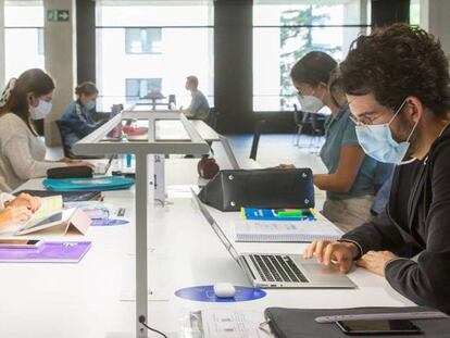 Estudiantes de la Universidad de Navarra estudian en la biblioteca