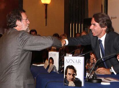 Mariano Rajoy y el ex presidente del Gobierno se saludan en la presentación del libro.