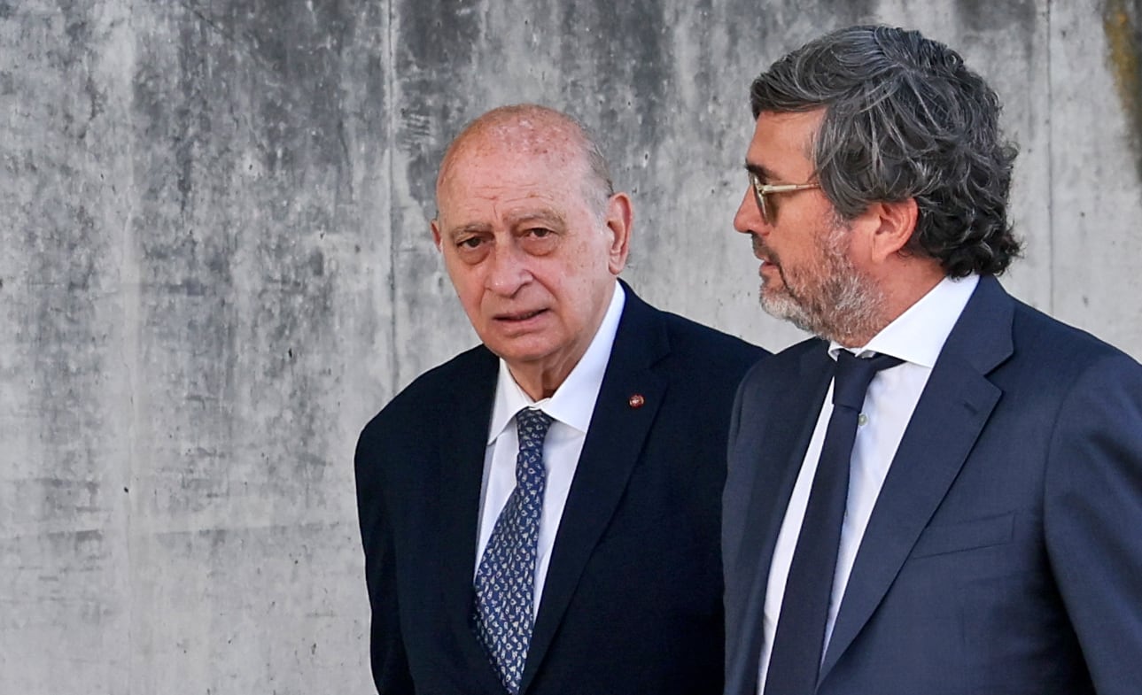 El exministro Jorge Fernández Díaz (i), este jueves a su llegada a la Audiencia Nacional en San Fernando de Henares.