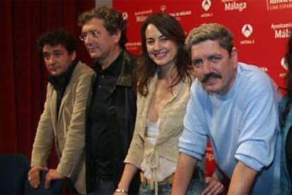 (De dcha. a izqda.) El cineasta Gerardo Herrero, acompañado de los actores José Luis García, Cuca Escribano y Antonio Dechent, durante la presentación de la película.