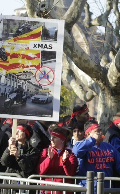 Trabajadores de Yamaha manifestándose frente al Parlament.