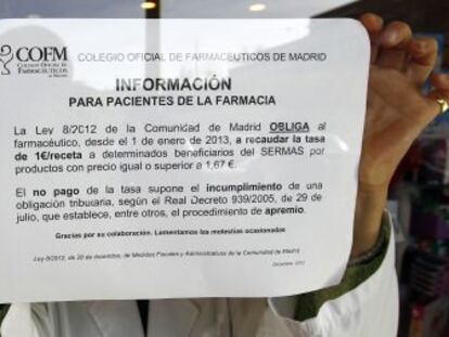 Cartel informativo en una farmacia de Madrid.
