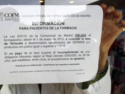 Cartel informativo en una farmacia de Madrid.