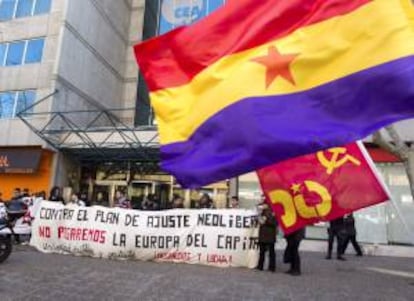 Unos doscientos estudiantes universitarios se han manifestado hoy en Zaragoza bajo el lema "Contra el plan de ajuste neoliberal, no pagaremos la Europa del capital", en defensa de la educación pública, en contra de las reformas puestas en marcha por el Gobierno central y para reivindicar el mantenimiento de las becas y la disminución de las tasas.