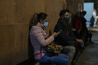 Ana Belén Sotelo espera esta Nochebuena afuera del Hospital de los Venados a que haya una cama disponible para su padre, enfermo de covid-19. Lleva tres días intentando ingresarlo, pero los hospitales están saturados. El día 24 se anunciaron 816 nuevos muertos, con lo que la cifra total del país supera los 121.000.