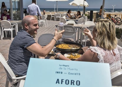 Juanjo e Isabel disfrutan de una paella en una restaurante de Valencia.