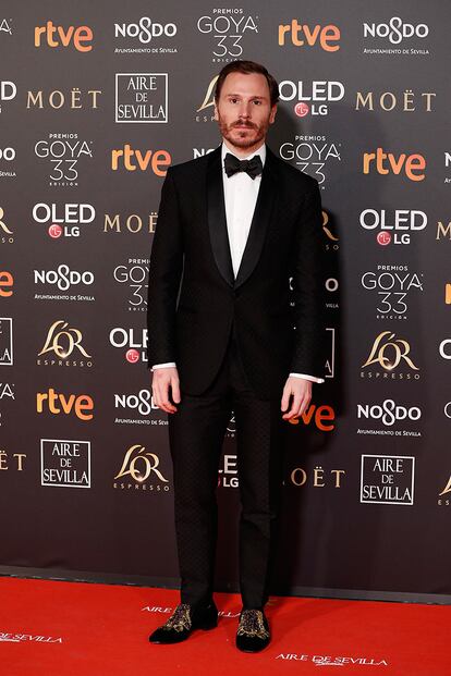 Rubén Ochandiano, vestido de Salvatore Ferragamo con zapatos de Louboutin.