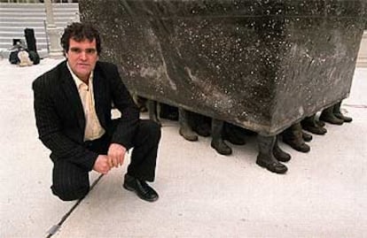 Francisco Leiro, junto a su escultura <i>Al paso</i> (2003), en madera, plástico y goma.
/ RICARDO GUTIÉRREZ