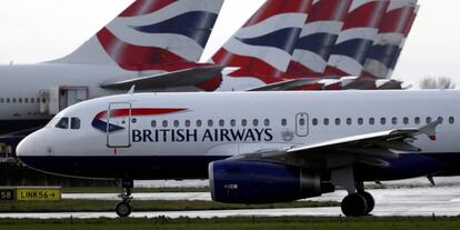 Aviones de British Airways estacionados en el aeropuerto londinense de Heathrow, propiedad de IAG.
