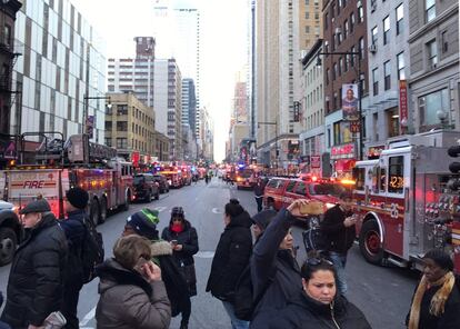La policía y las brigadas de bomberos bloquean las calles cerca de la Autoridad Portuaria de Nueva York.