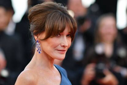 La cantante y modelo francoitaliana Carla Bruni-Sarkozy posa este miércoles en la alfombra roja de Cannes antes del estreno de la película 'Les miserables'.