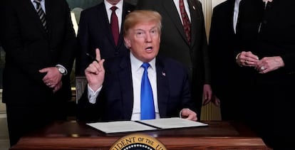 El presidente de Estados Unidos, Donald Trump, durante la firma sobre los nuevos aranceles a China. 